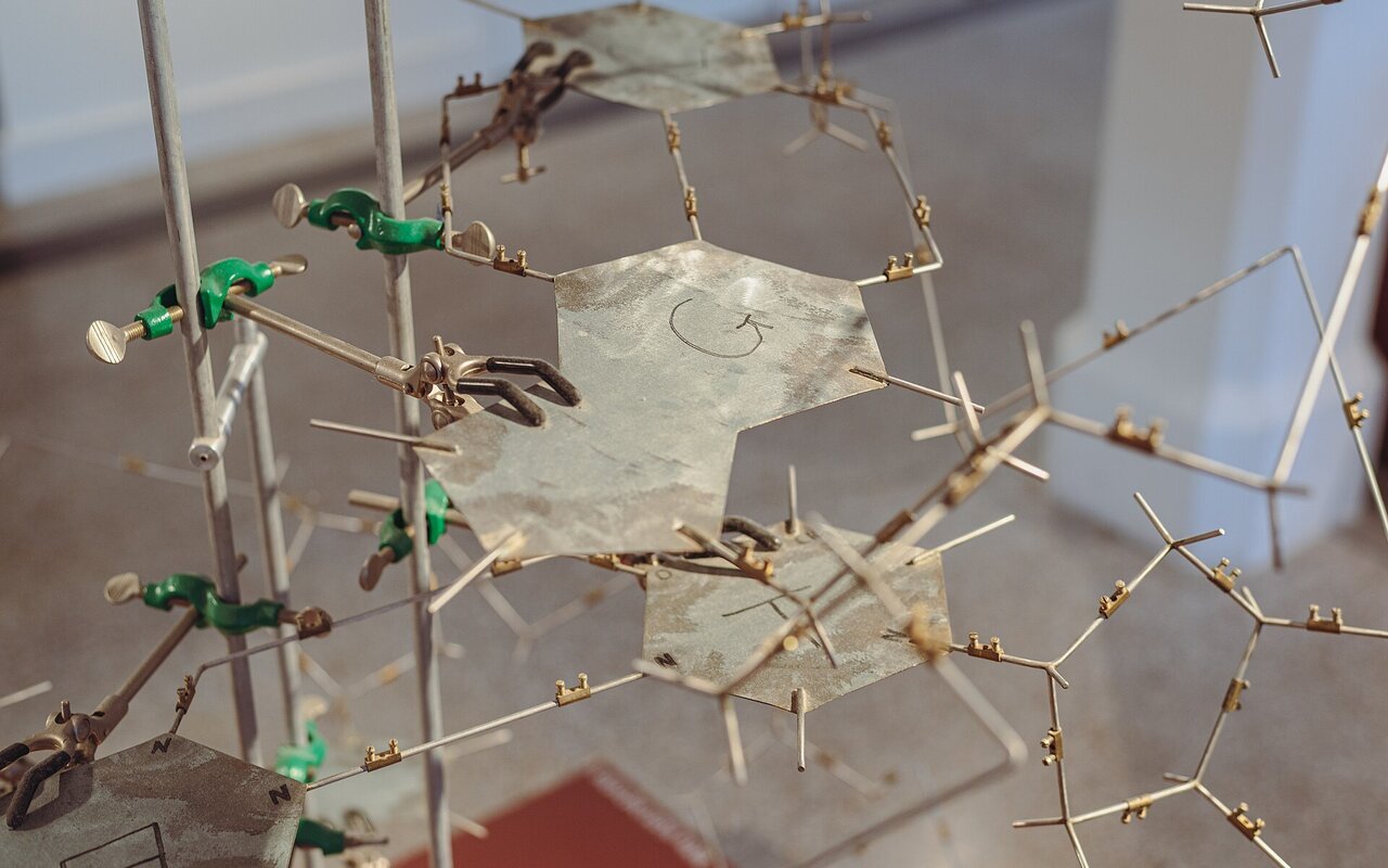Détail de la base azotée guanine sur le modèle réplique d'ADN au musée