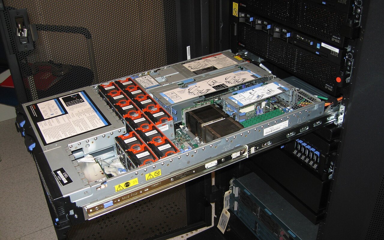 Installation de modules de mémoire RAM dans un serveur IBM en rack.