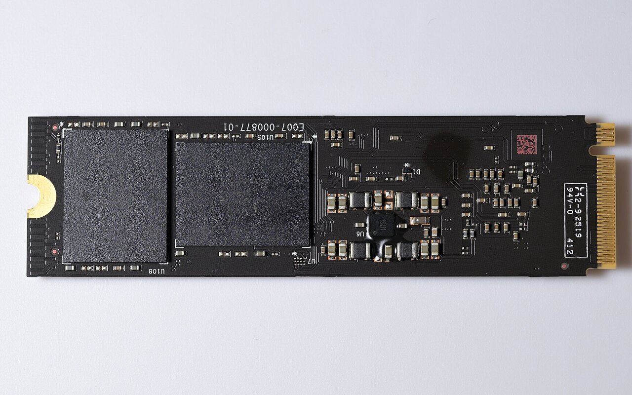 SSD NVMe Western Digital SN850X 8TB vue arrière avec connecteur et puces de contrôle