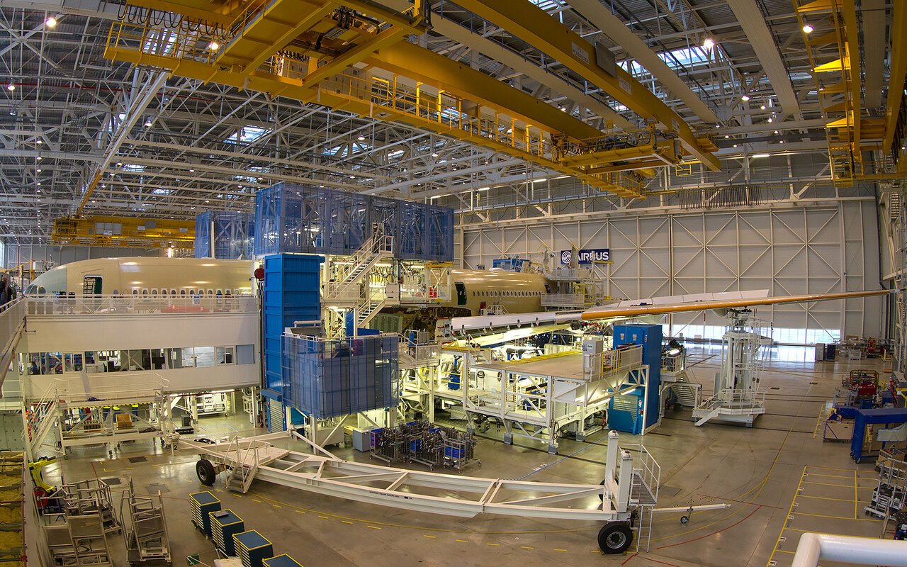 Airbus A350 en cours d'assemblage sur la ligne de production de Toulouse