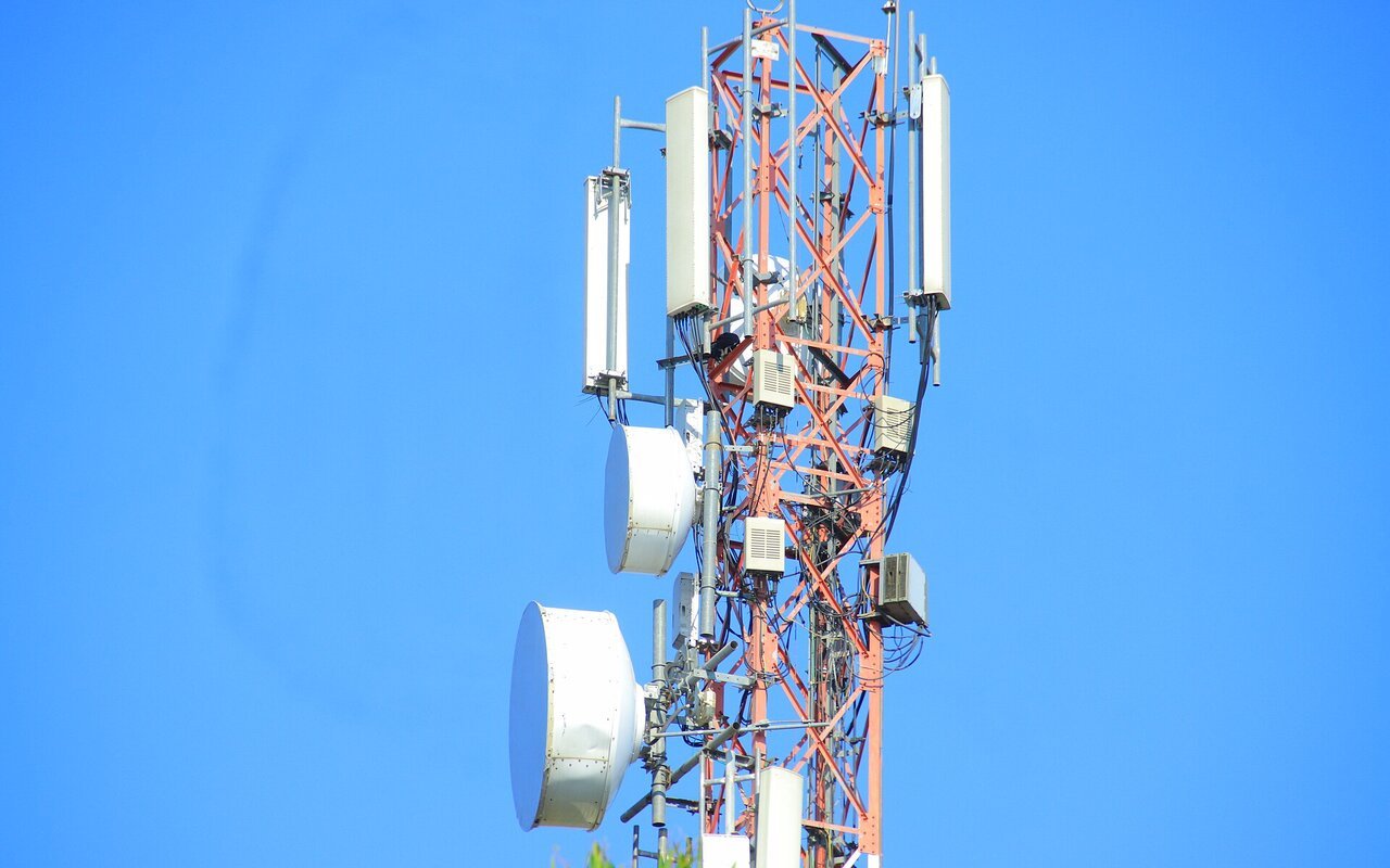 Pylônes et mâts de transmission 5G illustrant l'infrastructure de télécommunications