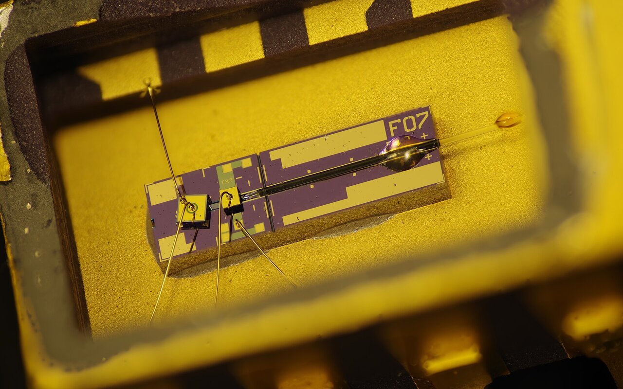 Intérieur d'un module émetteur fibres optiques avec laser et connecteurs, circa 2001