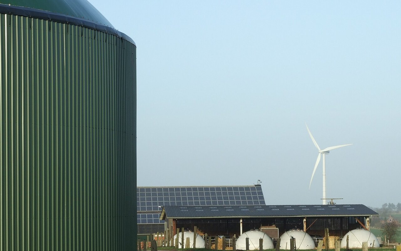 Installations d'énergies renouvelables : biogas, éoliennes et panneaux solaires photovoltaïques sur une ferme