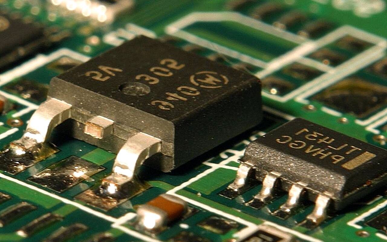 Circuits électroniques et puces informatiques complexes en gros plan