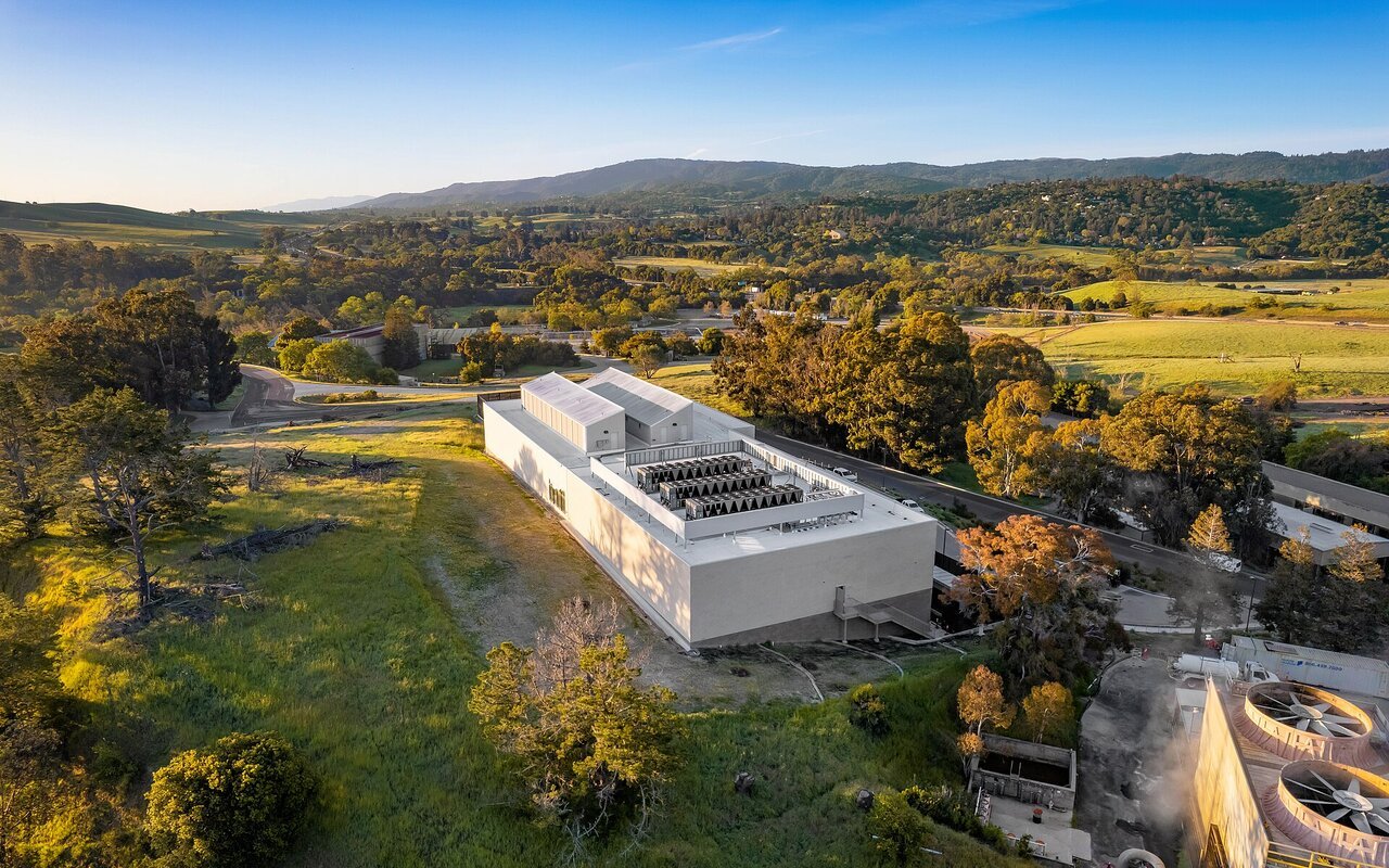 Centre de données moderne avec serveurs et infrastructure informatique de haut niveau