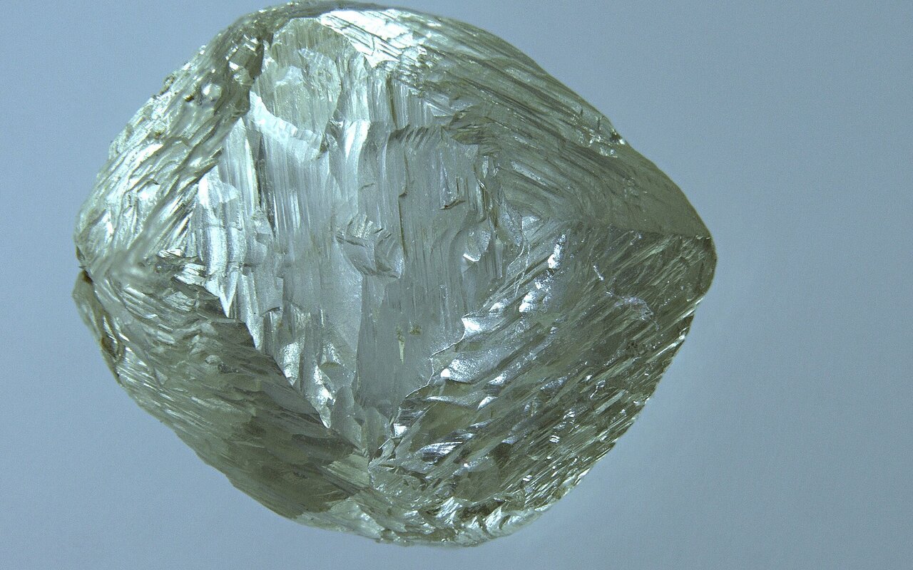 Cristal de diamant taillé de 0,7 carat transparent et brillant