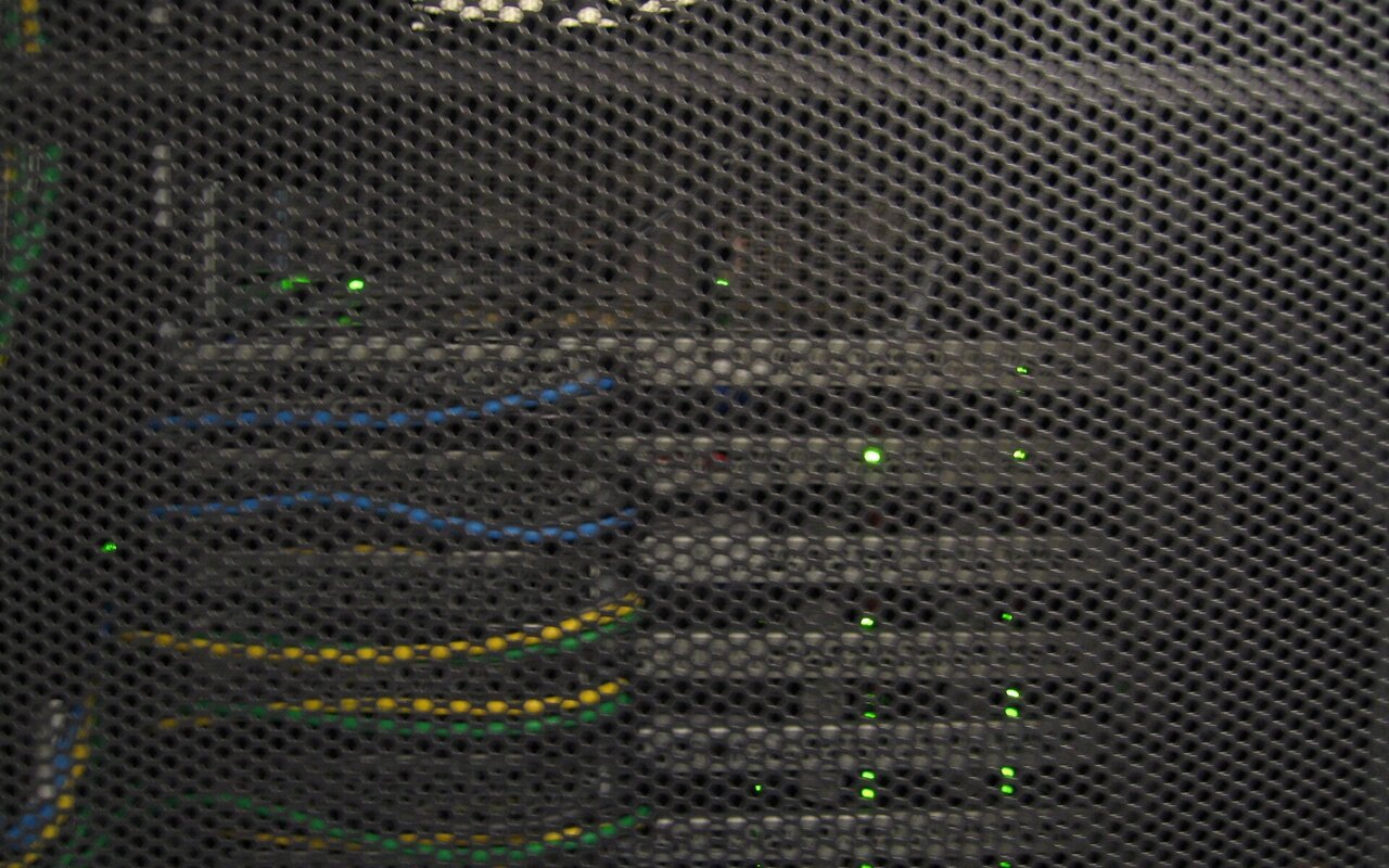Intérieur d'un serveur IBM montrant les composants électroniques, cartes mères, connecteurs et câblage.