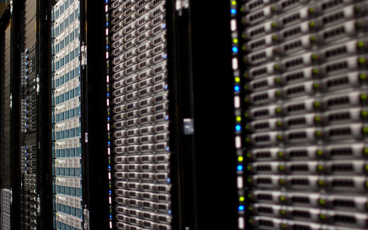 Racks de serveurs informatiques alignés dans une salle de données