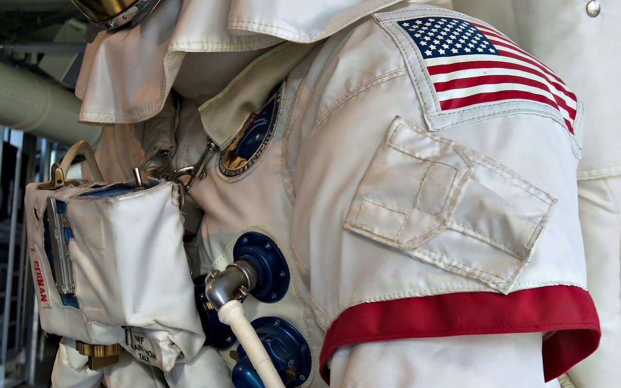 Combinaison spatiale Apollo en exposition muséale, vue latérale complète du costume