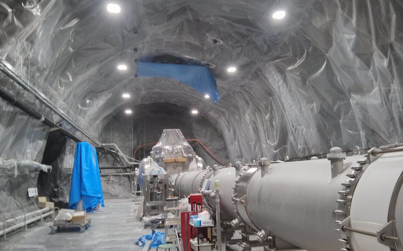Tube à vide du détecteur d'ondes gravitationnelles KAGRA en construction, montrant un bras de l'interféromètre laser