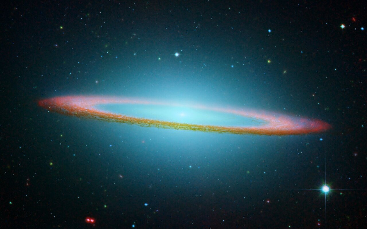 Galaxie du Sombrero observée en lumière infrarouge par télescopes spatiaux