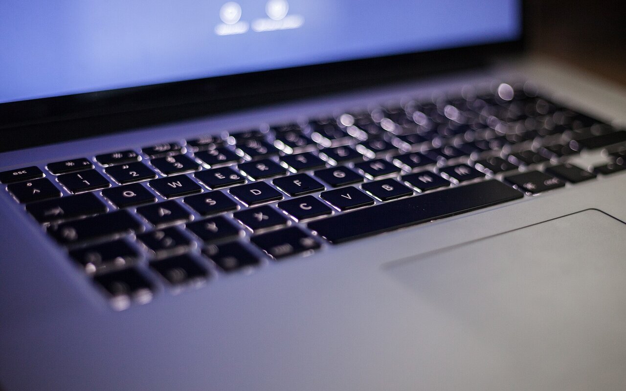 Clavier d'ordinateur portable rétroéclairé en gros plan