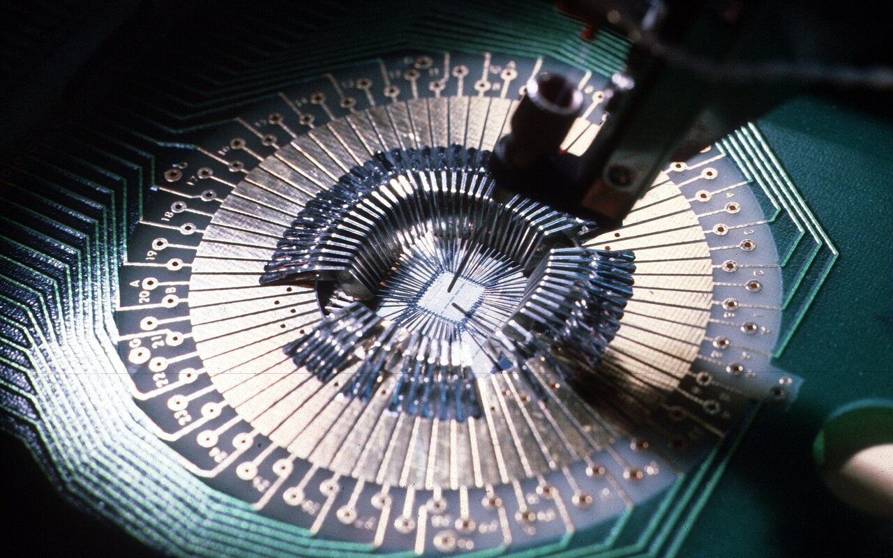Bras mécanique testant une puce microélectronique lors de la fabrication