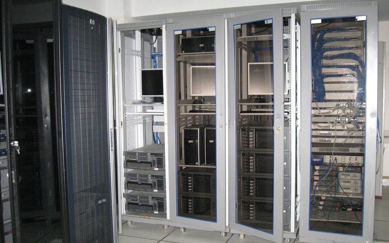 Salle serveur avec infrastructure informatique et équipements réseau.