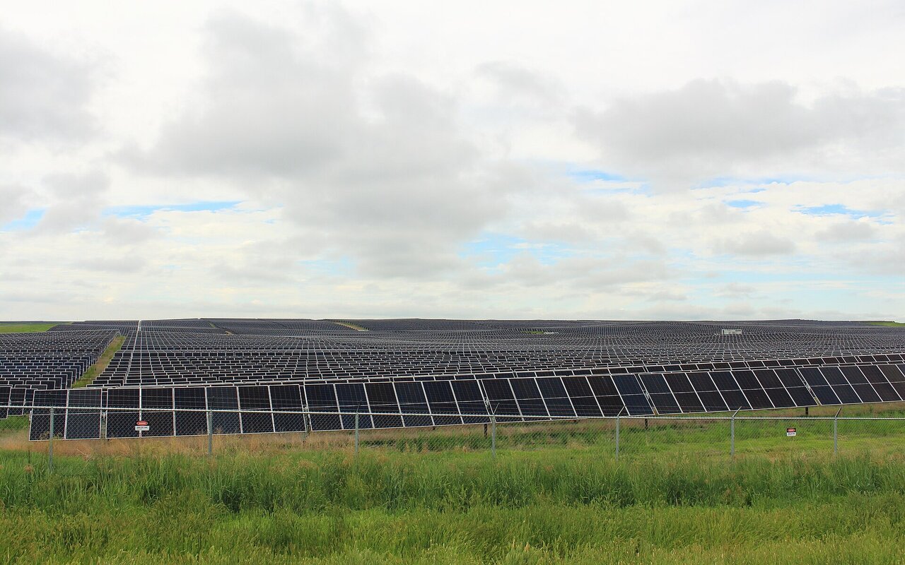 Panneaux photovoltaïques installés dans une ferme solaire en Alberta, Canada