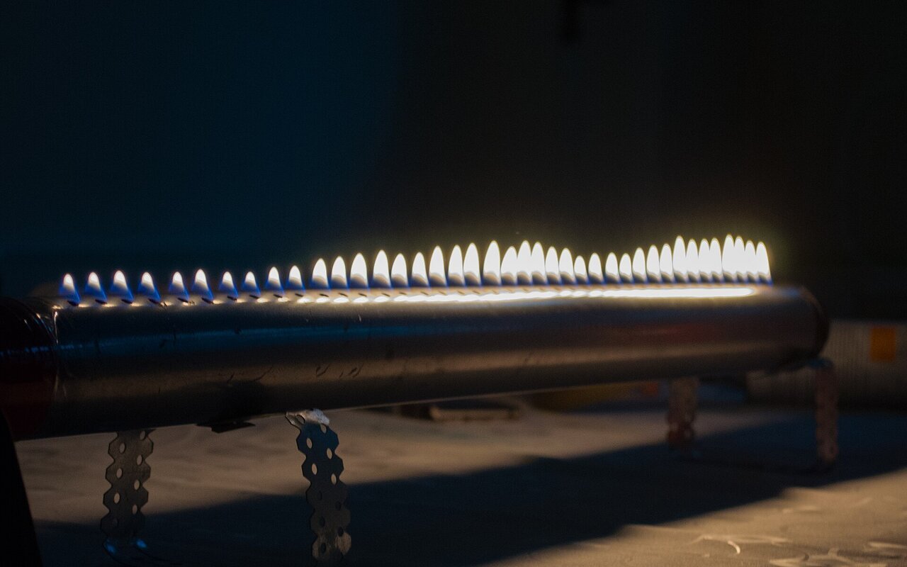 Tube de Rubens visualisant les ondes sonores par des flammes