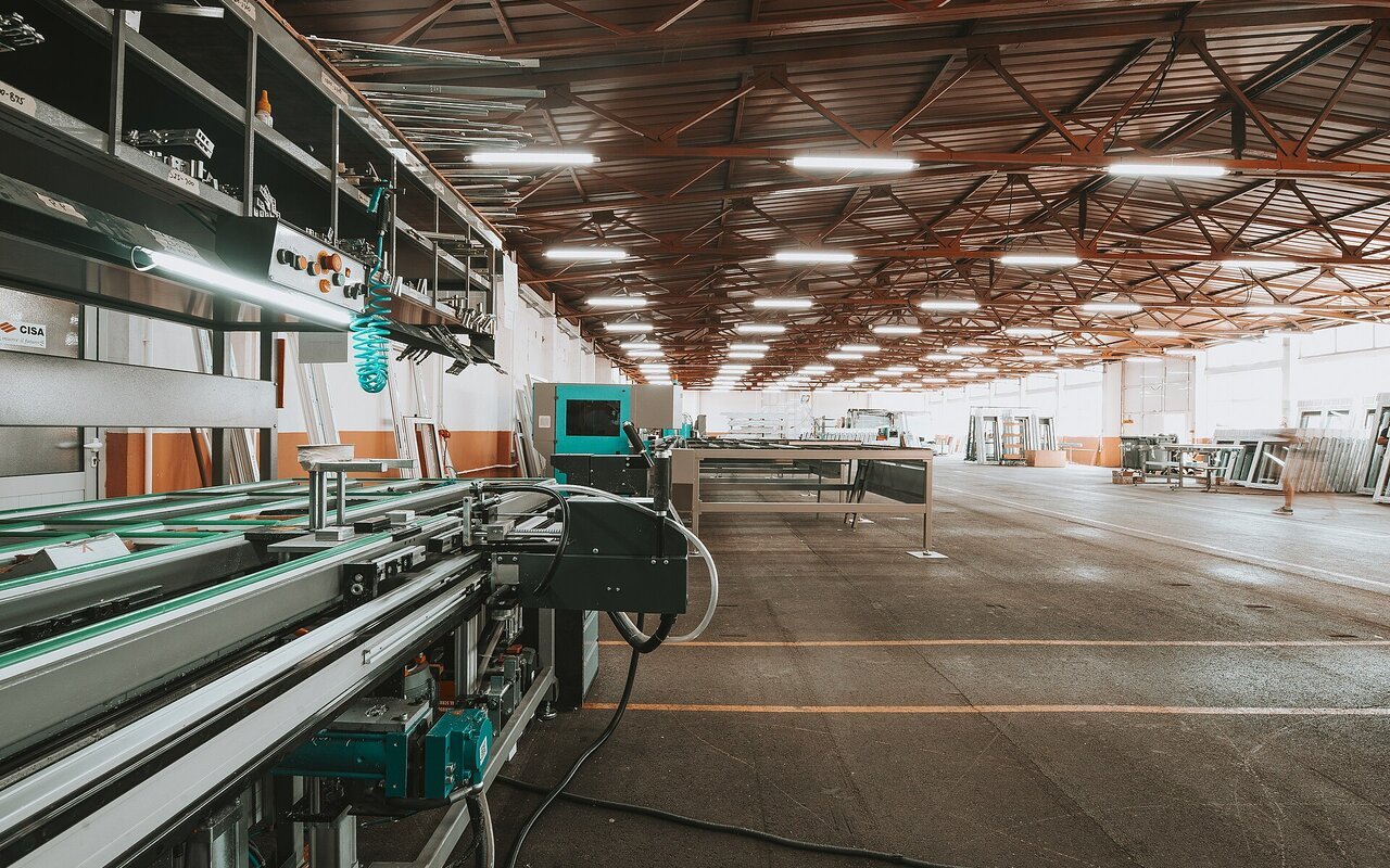 Chaîne de production industrielle moderne dans une grande usine avec équipements de traitement.