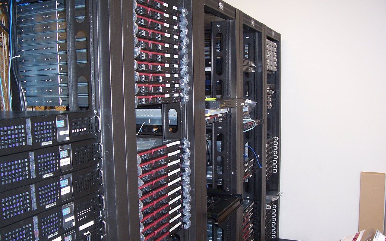 Façade avant de serveurs Wikimedia dans un centre de données en Floride