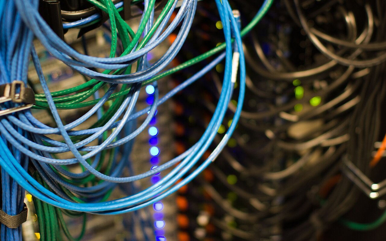 Serveurs Wikimedia Foundation installés en racks dans un centre de données