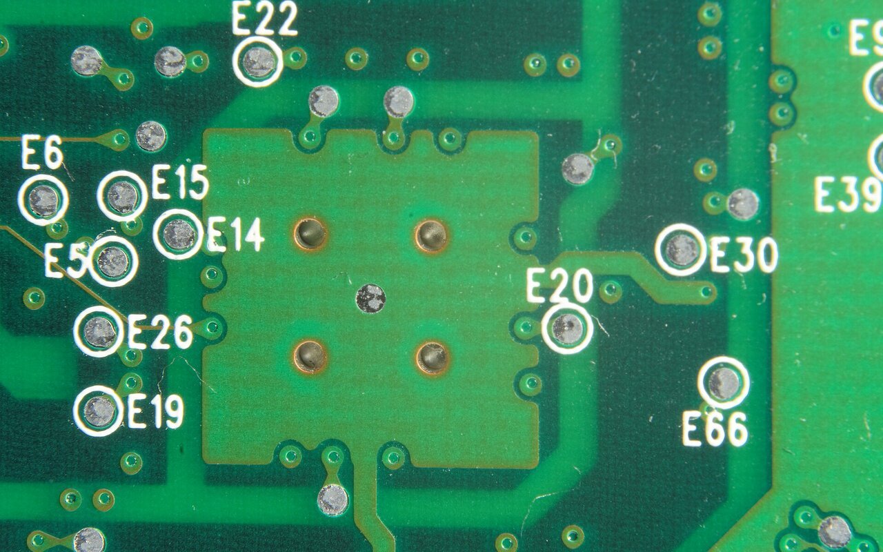 Gros plan des circuits imprimés d'une carte contrôleur de disque dur Western Digital 40 Go, montrant les pistes de cuivre et