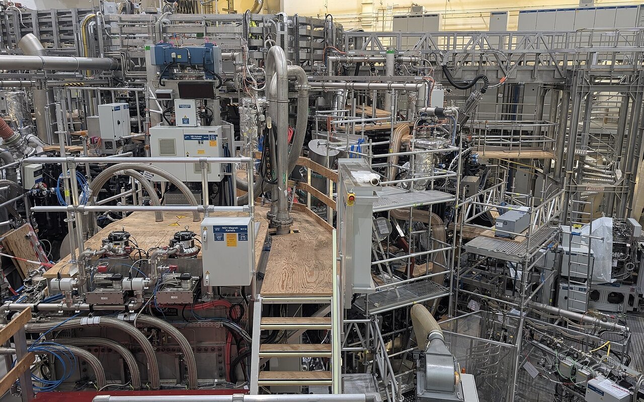 Hall expérimental du stellarator Wendelstein 7-X à l'Institut Max Planck de Greifswald