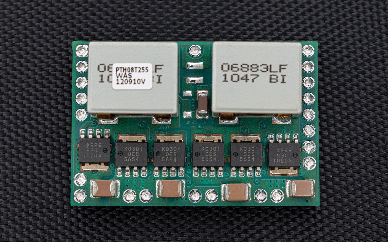 Module DC-DC de Texas Instruments avec connecteur et composants électroniques de puissance