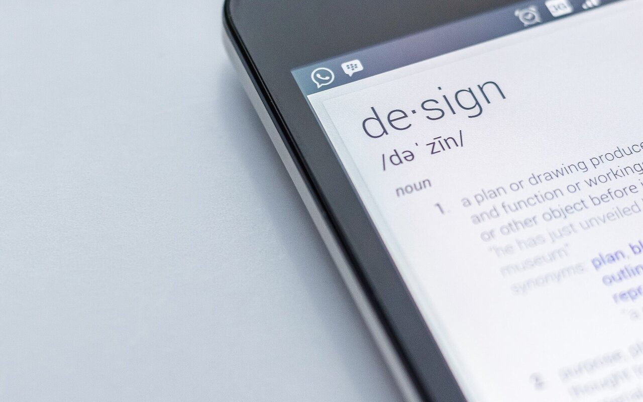 Smartphone moderne avec écran tactile affichant une interface utilisateur épurée