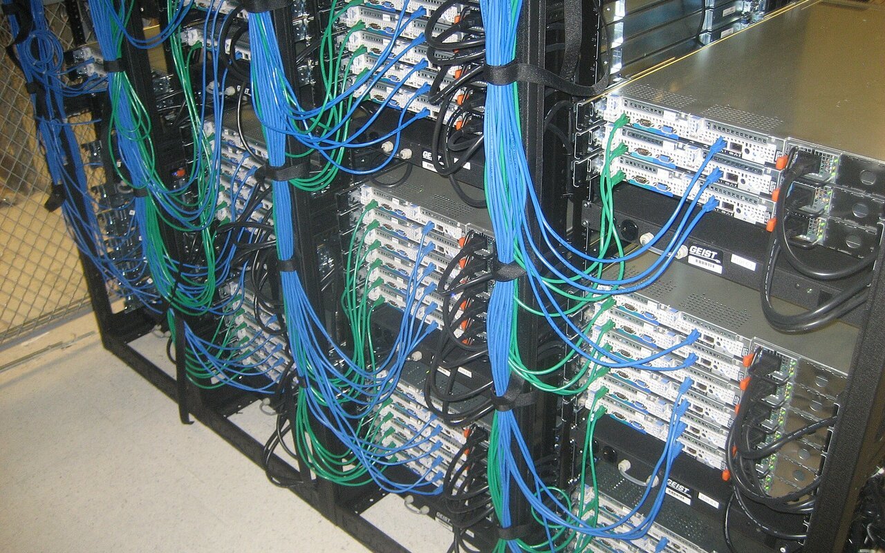 Installation de câblage dans un datacenter Wikimedia à Tampa en 2007