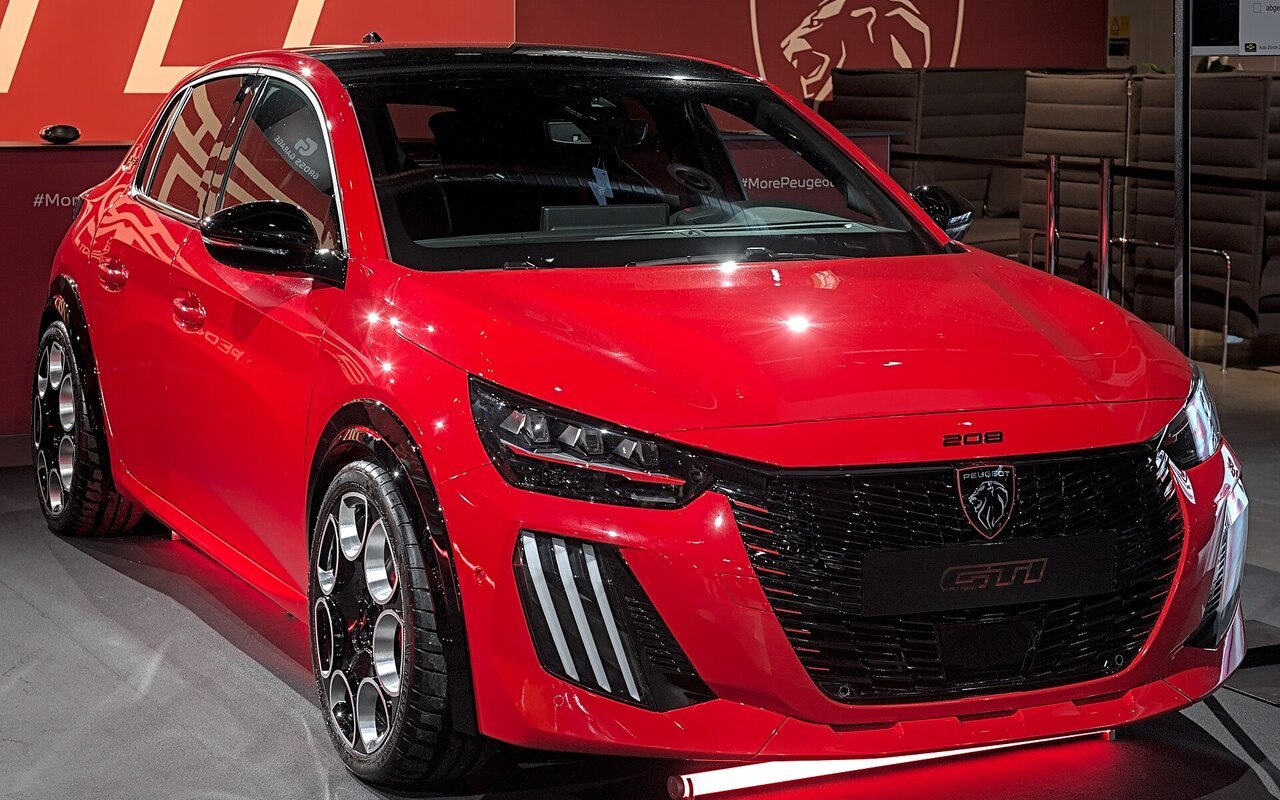 Peugeot E-208 GTi vue de trois-quarts avant lors du salon Auto Zürich 2025