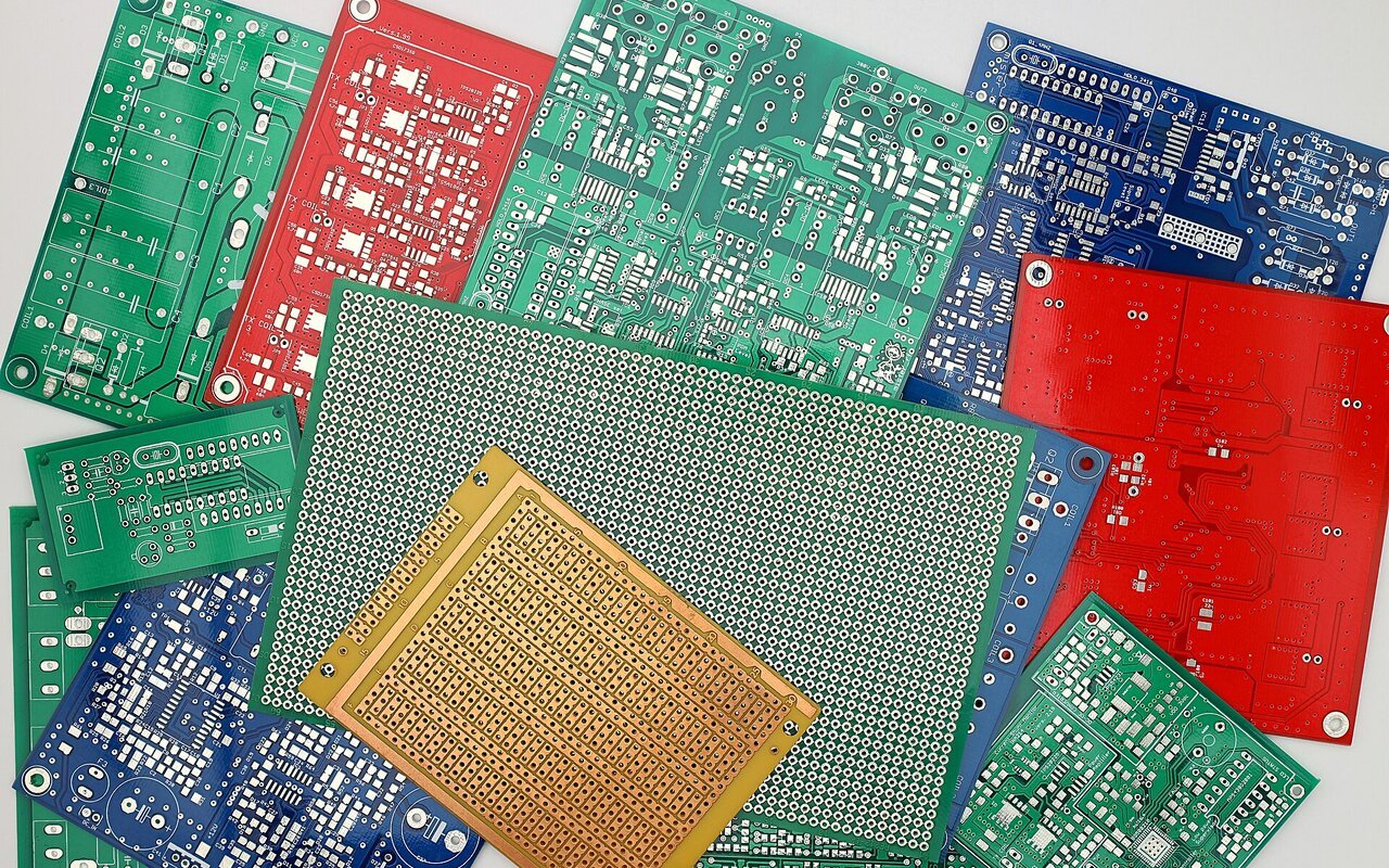 Prototypes de circuits imprimés PCB montrant plusieurs cartes en développement