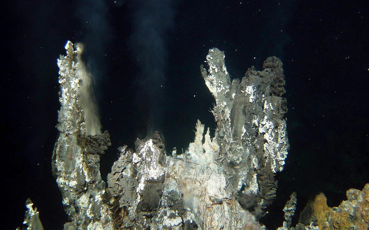 Cheminées hydrothermales du site Lucky Strike sur la dorsale médio-atlantique