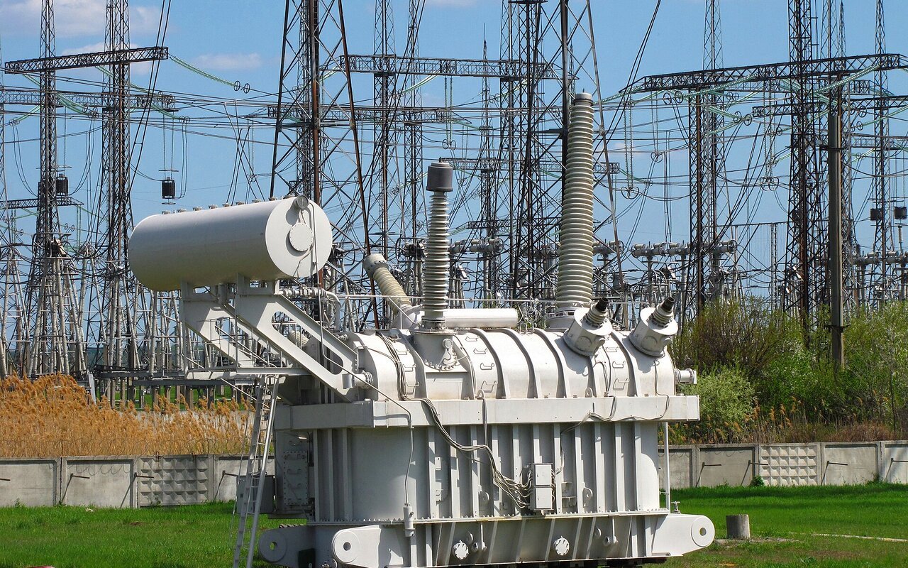 Transformateur haute tension 750 kV dans une sous-station électrique