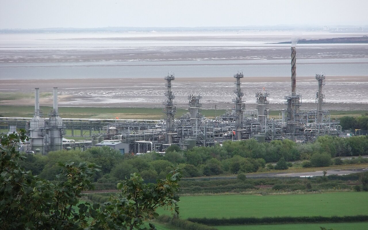 Terminal gazier avec réservoirs de stockage et infrastructure de traitement du gaz naturel