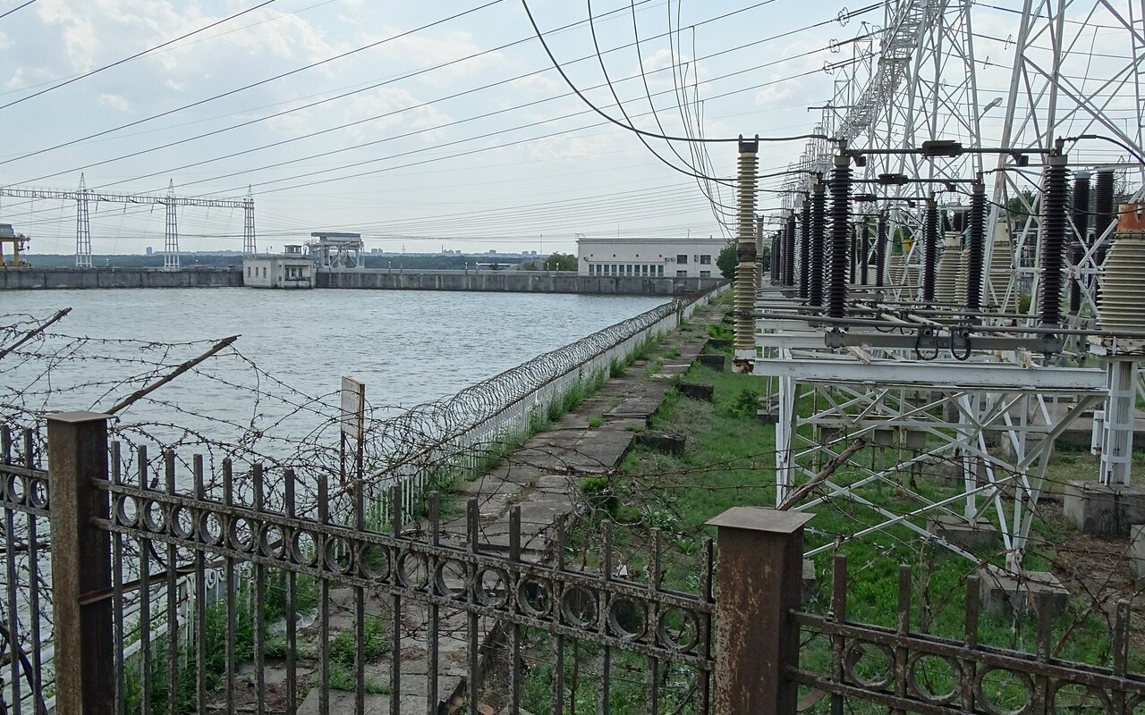 Infrastructure électrique d'un barrage hydroélectrique avec transformateurs et équipements de transmission