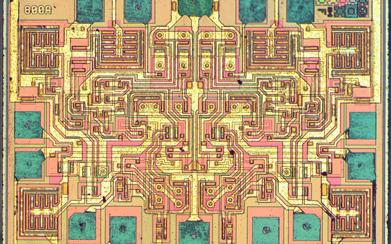 Photographie de la puce d'un circuit double minuterie NE556 ST Microelectronics