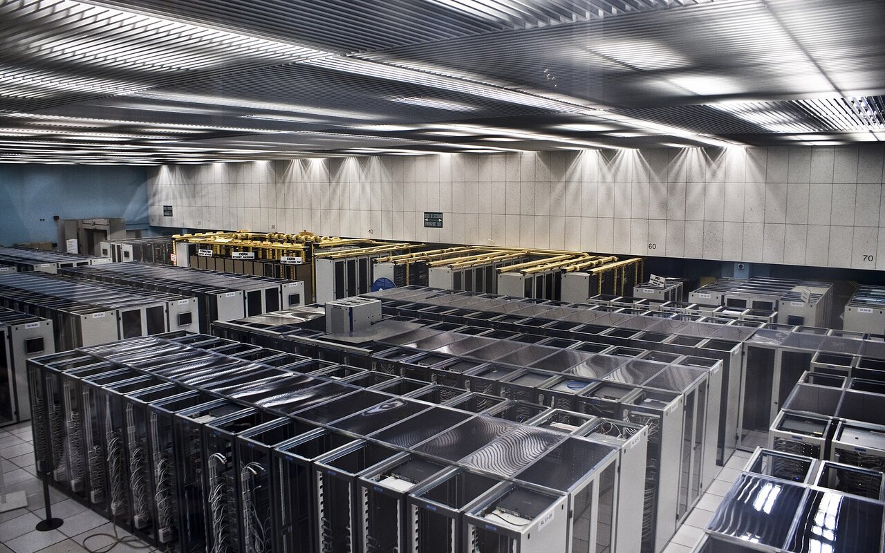 Salle de serveurs du CERN en Suisse avec équipements informatiques rangés