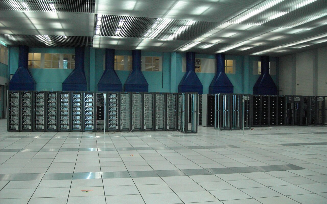 Ferme de serveurs au centre de recrutement du CERN avec équipements de calcul intensif.
