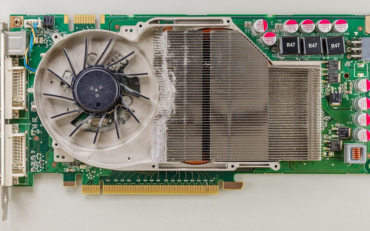 Accumulation de poussière dans le dissipateur thermique d'une carte graphique NVIDIA