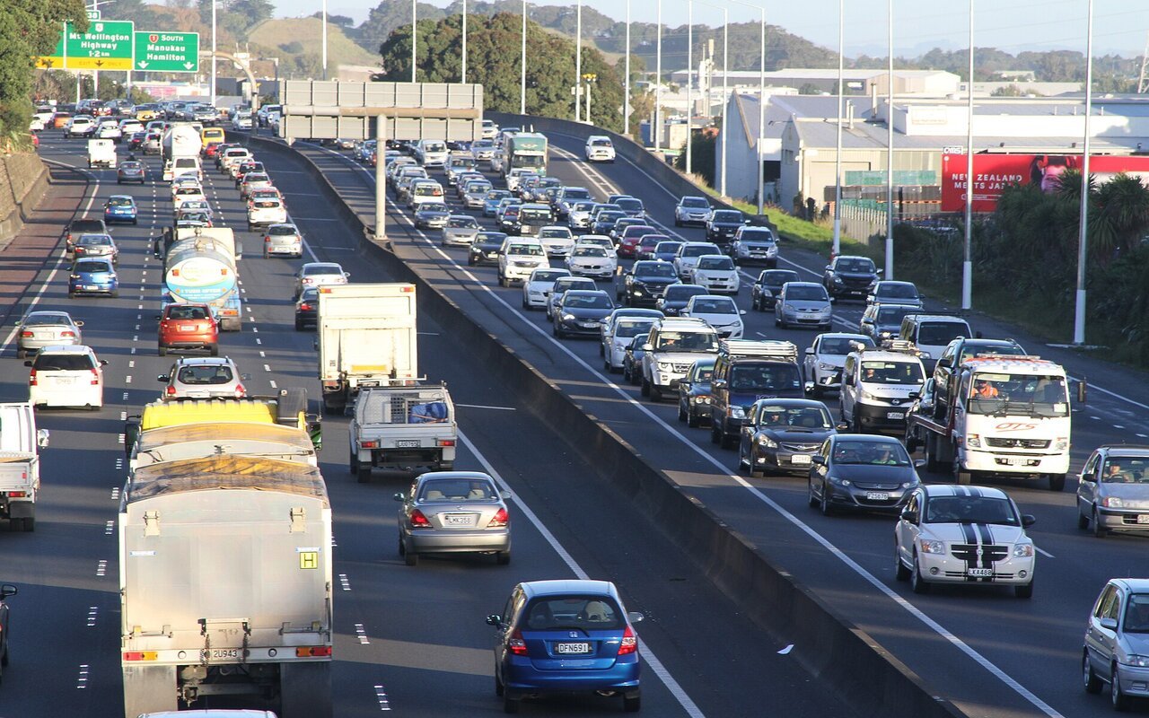 Autoroute urbaine avec plusieurs véhicules circulant sur les voies de circulation.