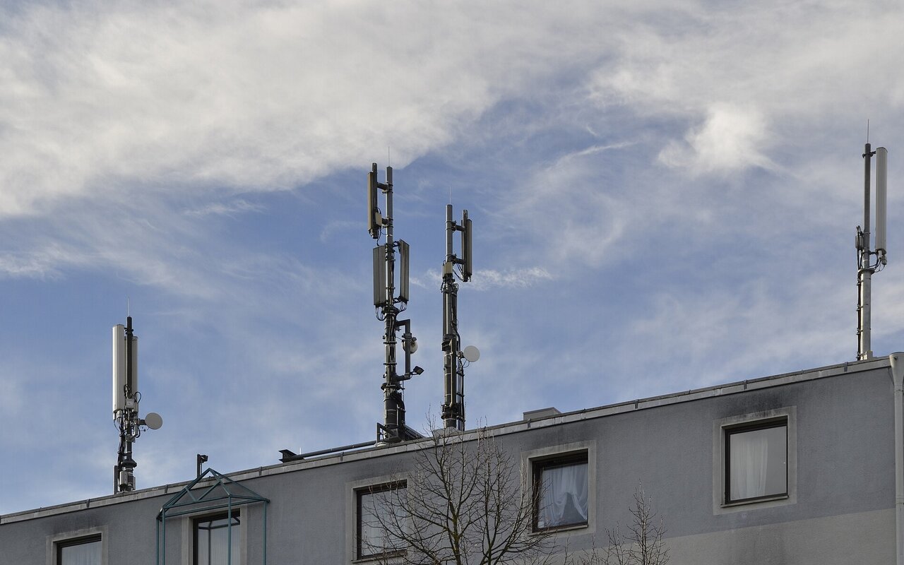 Antenne de téléphonie mobile installée sur le toit d'un immeuble d'habitation à Munich