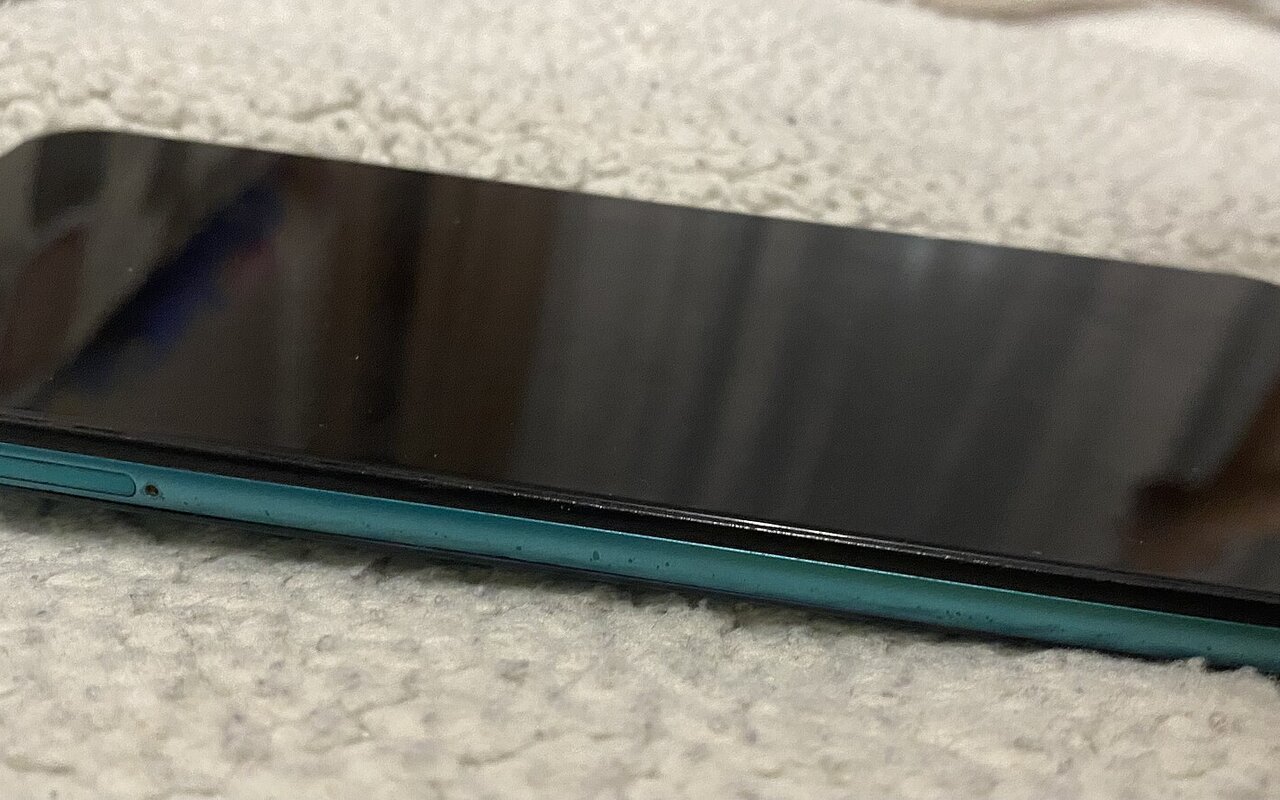 Smartphone Samsung Redmi Note 10T avec écran éteint, montrant le plateau SIM sur le côté