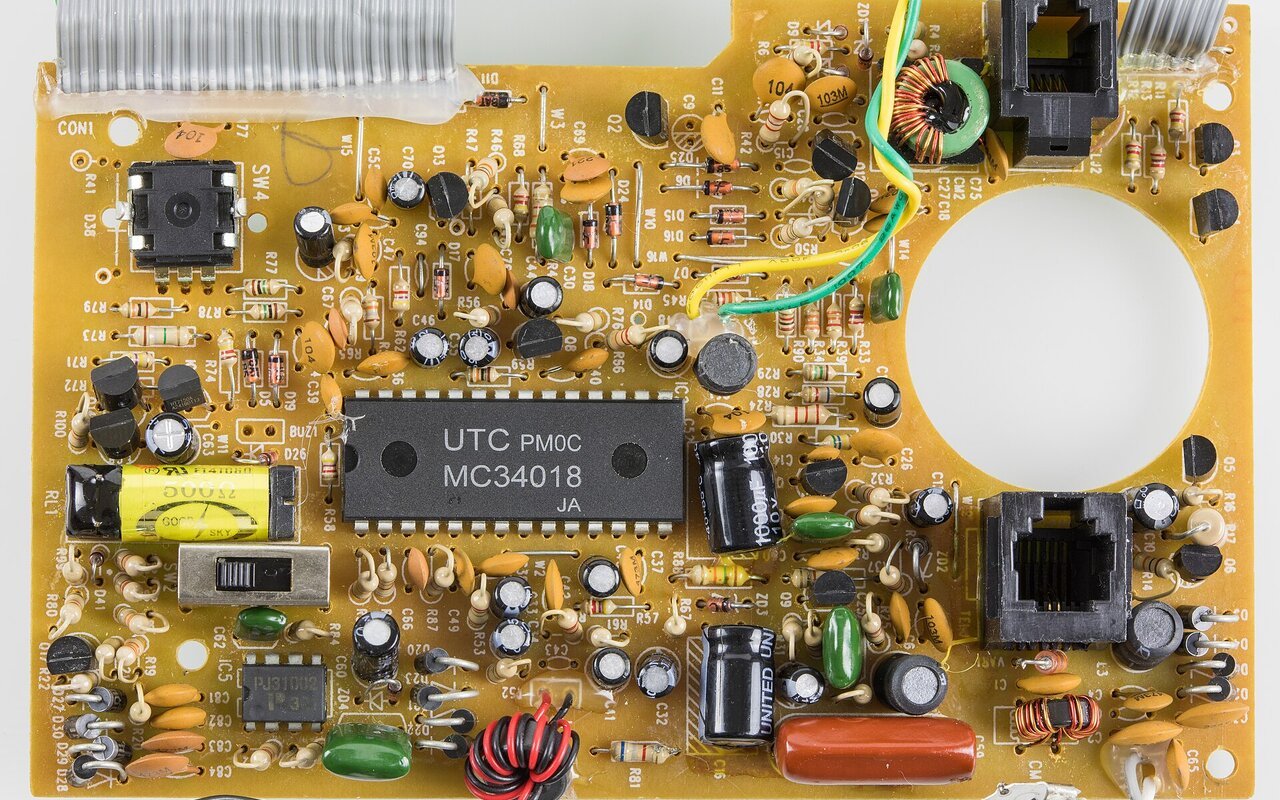 Carte de circuit imprimé principal d'un téléphone Audioline TEL 38 SMS avec composants électroniques visibles