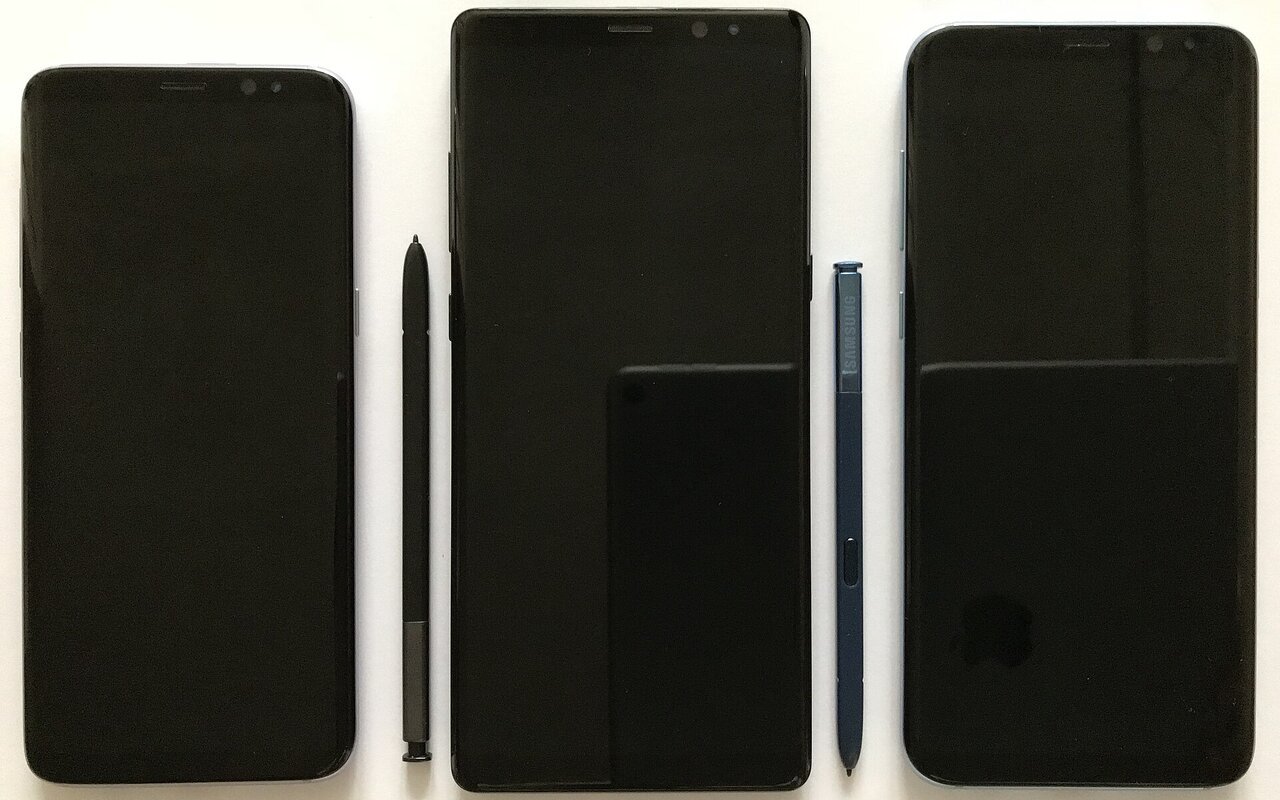Smartphones Android avec écrans éteints, vue de face montrant les façades des téléphones