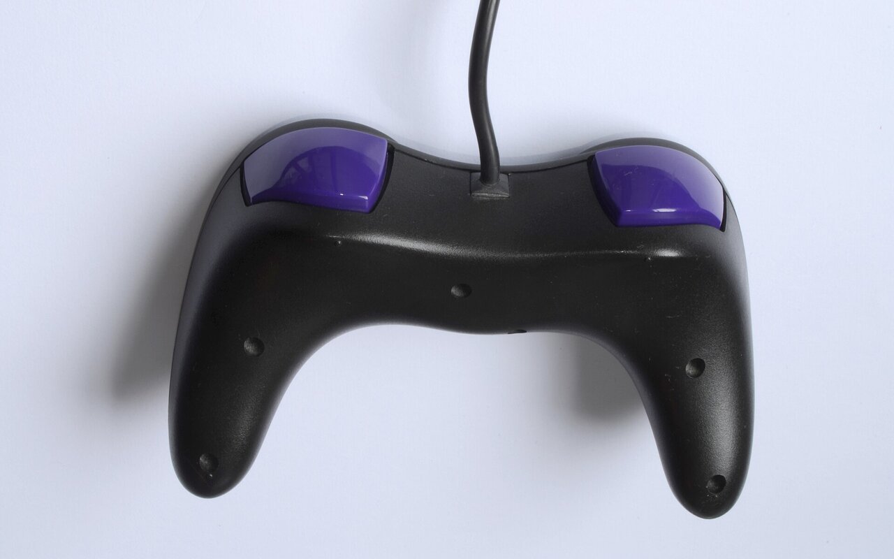 Vue arrière d'une manette de jeu Gravis Destroyer noire avec connecteur de port de jeu.