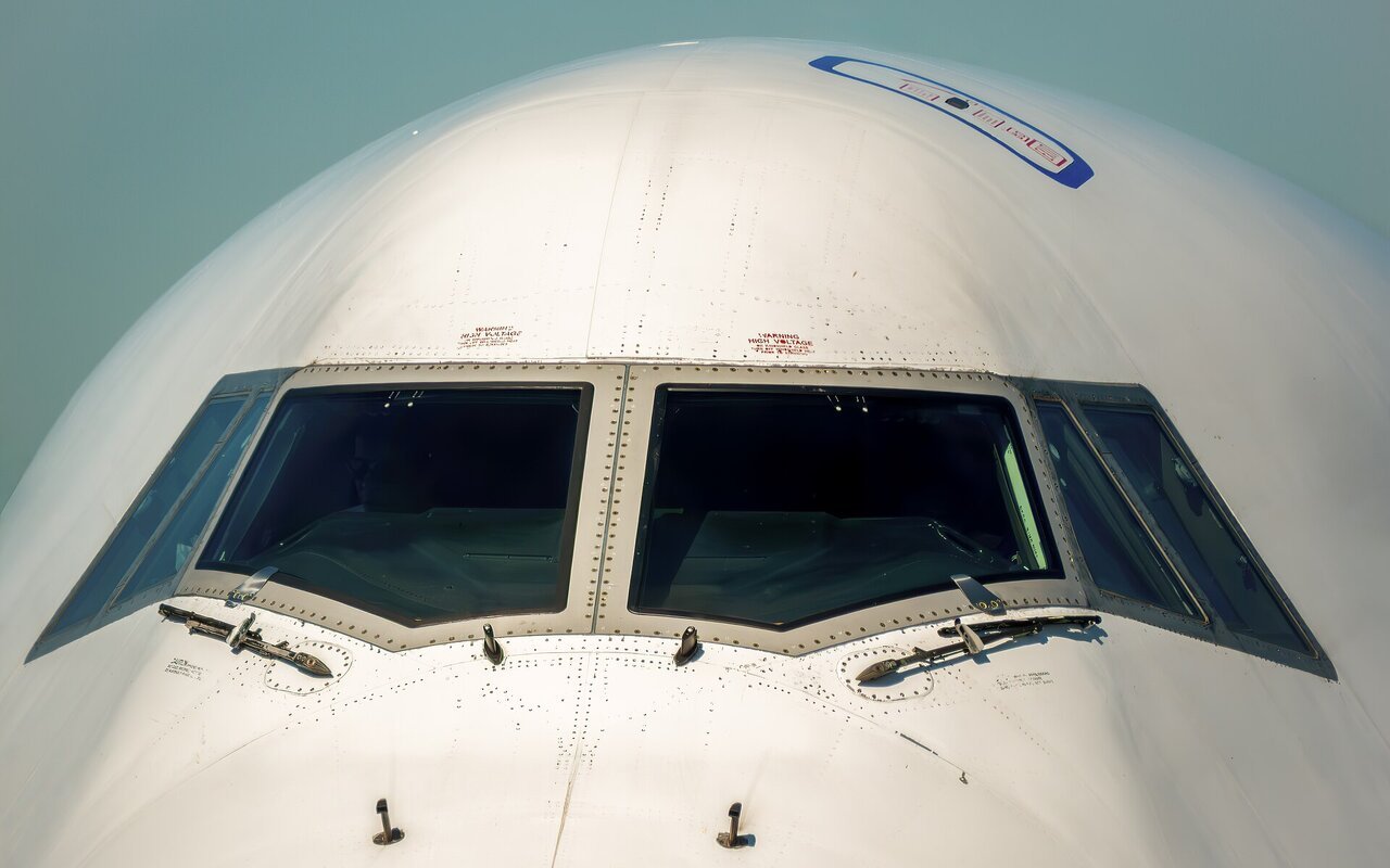 Fenêtres du cockpit du Boeing 747-400 d'une compagnie aérienne avec vue de l'intérieur