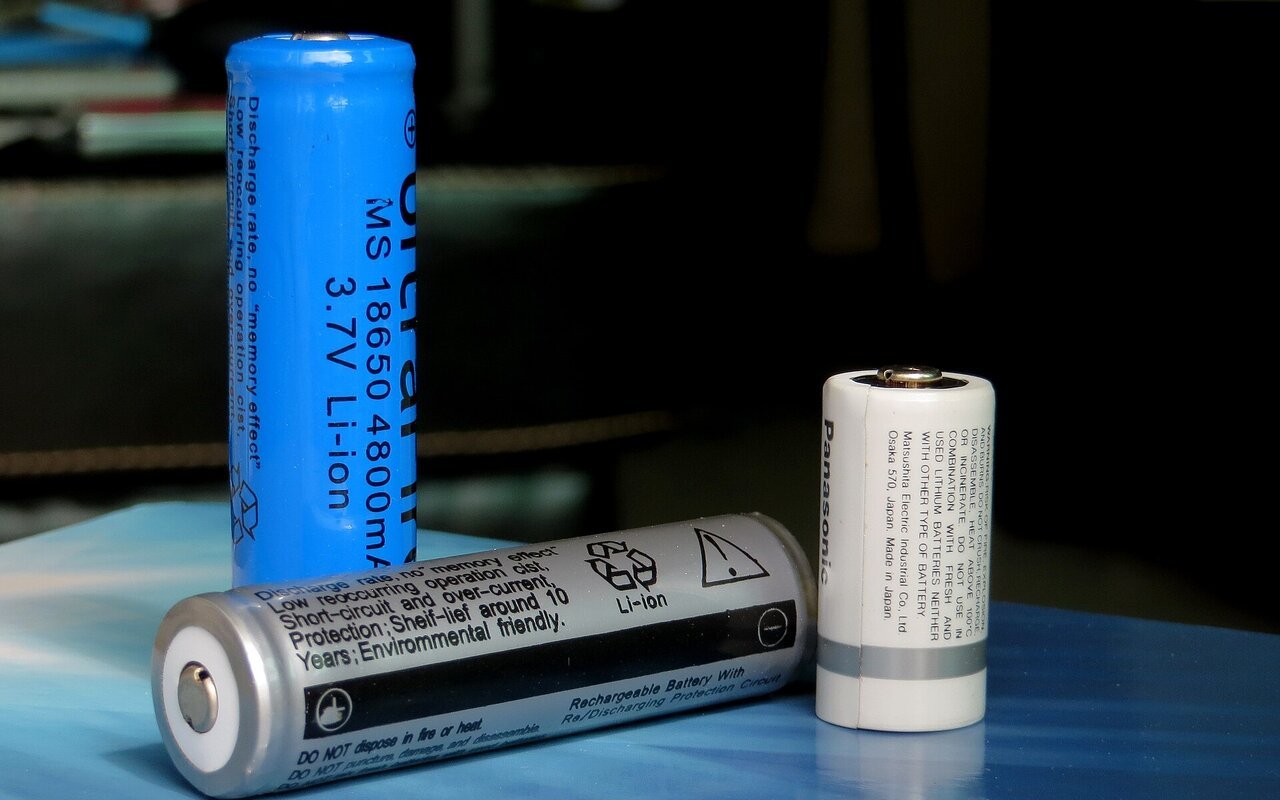 Batteries lithium-ion 18650 et pile Panasonic CR123A