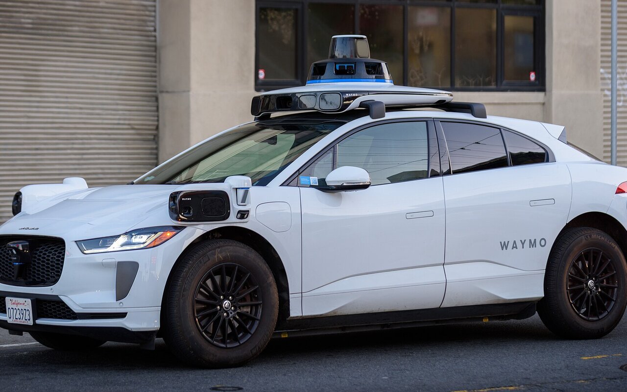 Vue avant d'un Jaguar I-Pace modifié par Waymo arrêté à un feu rouge