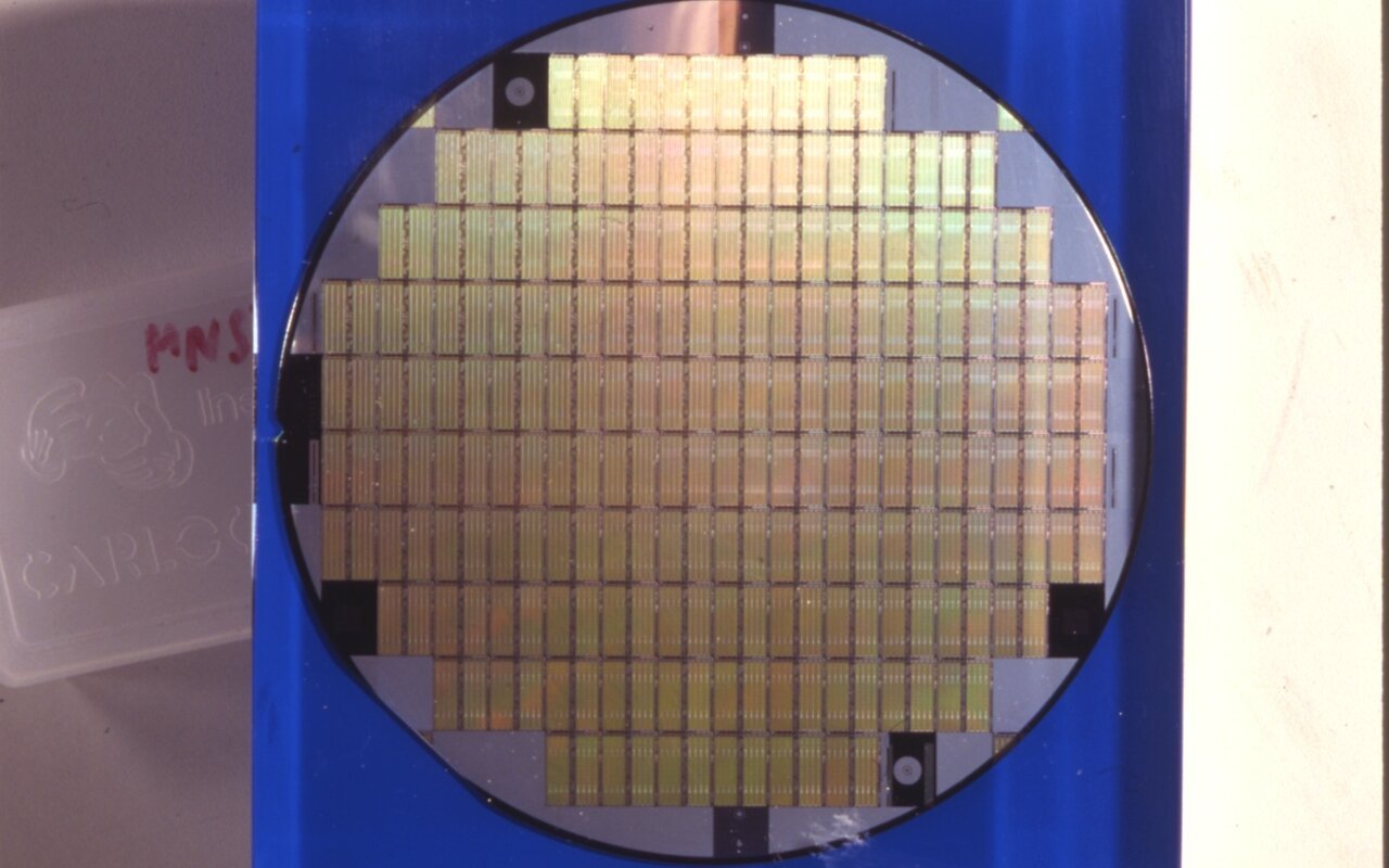 Wafer de silicium contenant 10⁹ puces mémoire de très petite taille