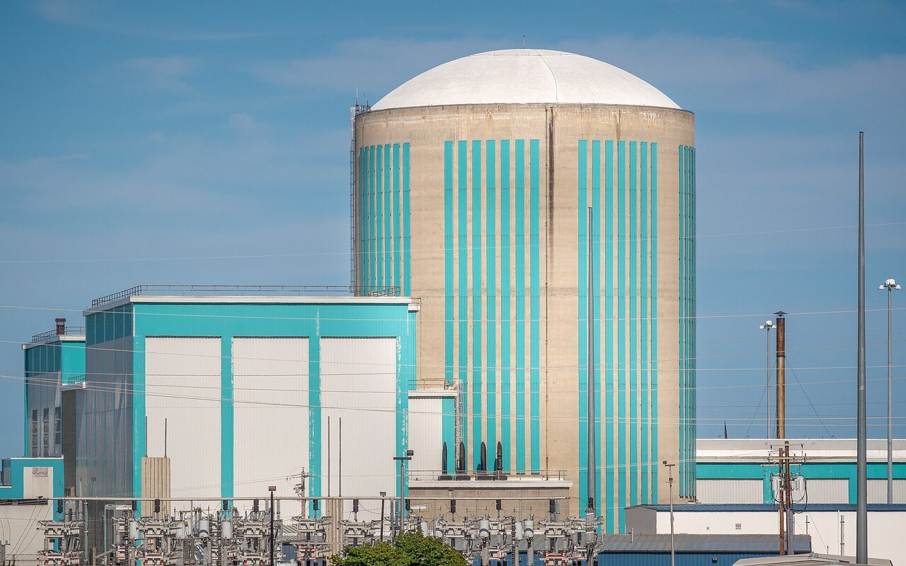 Centrale nucléaire de Kewaunee avec bâtiment de confinement aux accents turquoise distinctifs