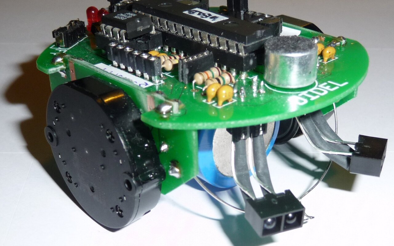 Robot WellBot montrant ses capteurs de distance infrarouge